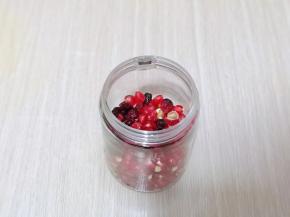 将石榴果肉及蔓越莓干放入果汁杯中。