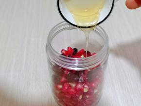 加入蜂蜜，150毫升的纯净水或凉开水。