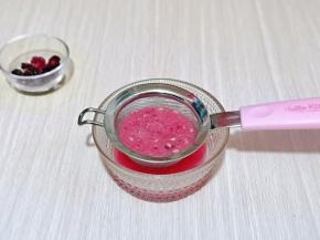 榨干的果汁过细筛，这一步不可以省略哈。