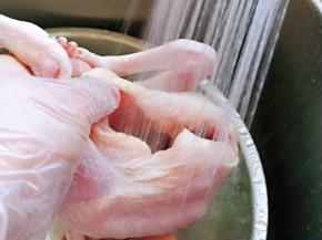 接下来清洗鸡肚子里面，一定处理的彻底，清洗干净。