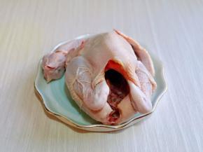 洗干净的童子鸡用厨房用纸把水分擦干，肚子里面的水分也要淋干。