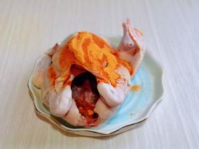 之后撒上蜜汁料，戴上食品手套，按摩均匀，包括肚子里面，总之整只鸡要被蜜汁料包裹上，如果料不够可以适当增加。
