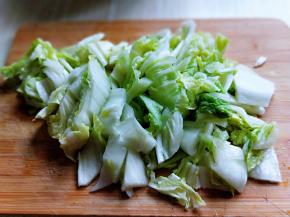 挤干的大白菜切块，放入器具中。