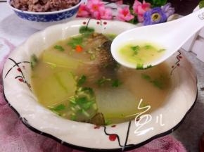 撒香菜碎食用