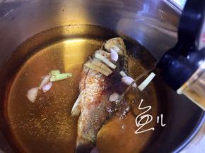 倒入料酒，大火烧开