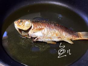 一面煎至金黄色翻面，煎另一面