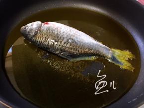 鲫鱼放不粘锅中煎制