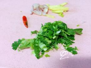 葱姜、香菜切碎