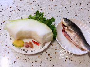 准备食材，鲫鱼去鳞去腮去内脏