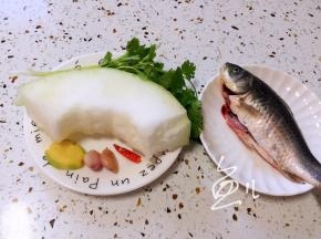准备食材，鲫鱼去鳞去腮去内脏