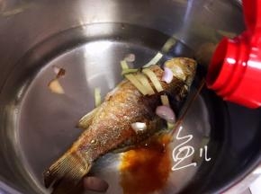 倒入生抽