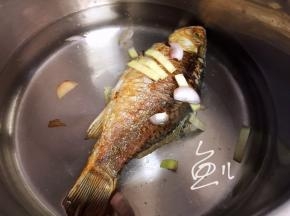 煎好的鲫鱼放入汤锅，添水，放葱姜碎、干辣椒
