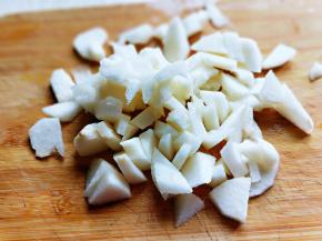 梨去皮，切开，去核，再切小块。