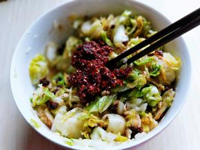 大蒜去皮切碎，同样捣成泥，加入白菜中，戴上食品手套抓拌均匀，加入鲜露，再加入海鲜酱，辣椒油，