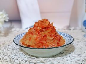 腌制好的泡菜装入密封罐中，放入冰箱冷藏保存。