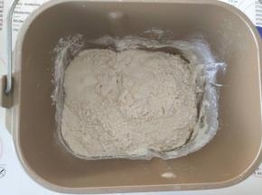 2、除黄油外所有材料放入面包机揉面。