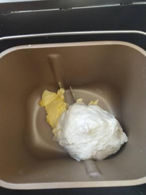 3、揉成团后加入黄油继续揉。