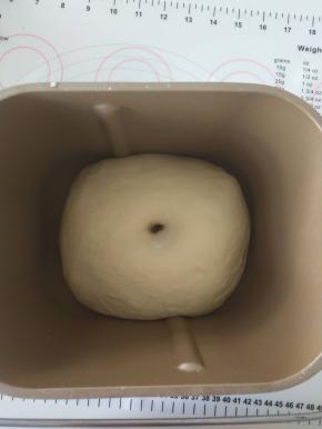 6、发酵大概到2倍大，手指沾面粉戳洞不回缩即可。