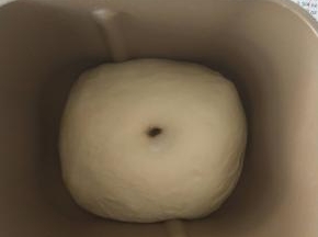 6、发酵大概到2倍大，手指沾面粉戳洞不回缩即可。