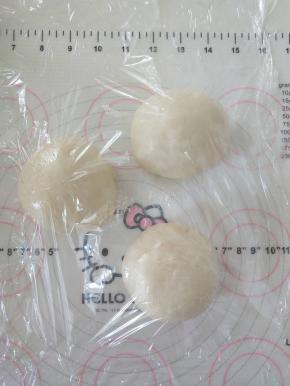 7、取出分割成3份，滚圆盖保鲜膜松弛10分钟。