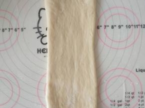 8、取一个面团擀开，翻面，压薄底边、