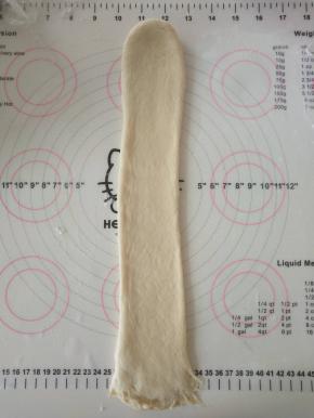 10、再将面团擀开。