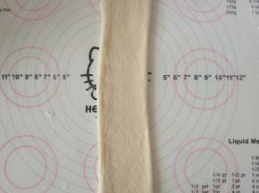 10、再将面团擀开。