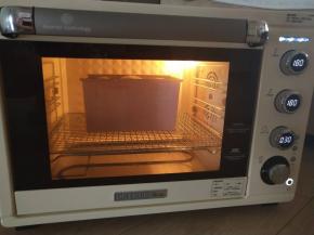 14、烤箱下层180度，烘烤35分钟左右即可，中途上色后及时加盖锡纸