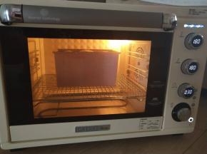 14、烤箱下层180度，烘烤35分钟左右即可，中途上色后及时加盖锡纸