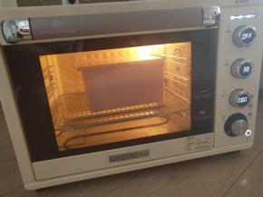 12、烤箱启动发酵功能，温度38度，将面团放进去发酵。