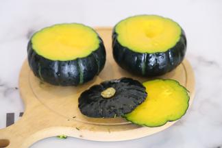 小南瓜洗净擦干，从上面1/5处切开。