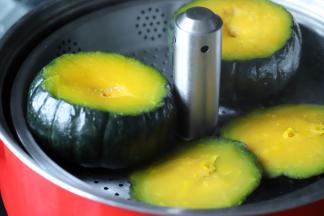 放入蒸锅内，大火蒸熟。