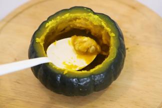 取出南瓜，用勺子挖出南瓜肉，去掉南瓜籽和粗纤维。