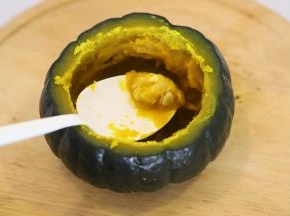 取出南瓜，用勺子挖出南瓜肉，去掉南瓜籽和粗纤维。