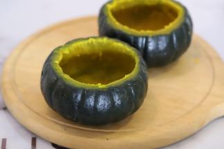 取出南瓜肉，两个南瓜取出的南瓜肉是150克 。