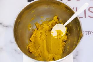 南瓜肉压成泥。烤箱预热170度。