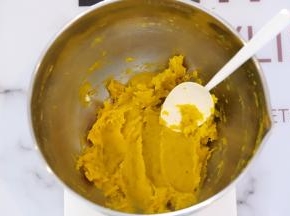 南瓜肉压成泥。烤箱预热170度。