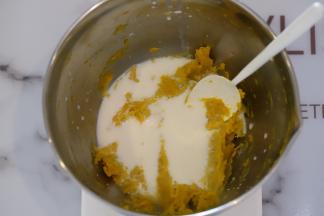 等南瓜肉凉透后加入牛奶。