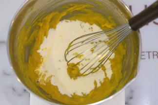 加入淡奶油，拌匀。