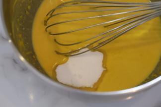 加入细砂糖，拌匀。