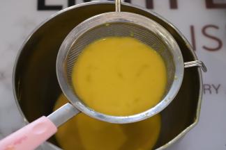 要做到嫩滑的布丁最好过筛至少2次。