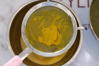 做好的南瓜布丁液过筛。