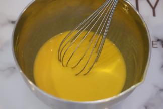 最后做好的南瓜布丁液颜色金灿灿的特别漂亮。