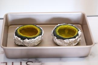 深烤盘内放入至少1/3的50度左右温热水，南瓜用锡纸包好，放入烤盘内。