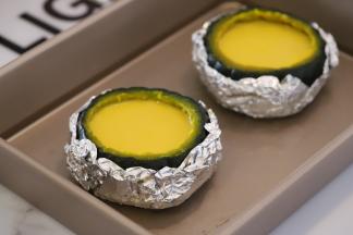 倒入布丁液，盖上南瓜盖。