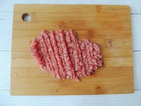 将猪里脊肉清洗干净，然后剁成细小的肉末。