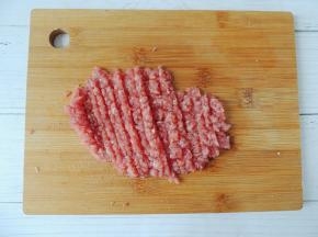 将猪里脊肉清洗干净，然后剁成细小的肉末。