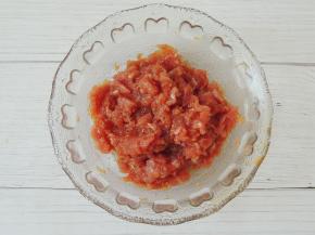 将肉末放入碗中，加入1大勺生抽、1勺料酒和少许盐，搅拌均匀，然后放入1小勺淀粉，拌匀腌制十分钟左右。