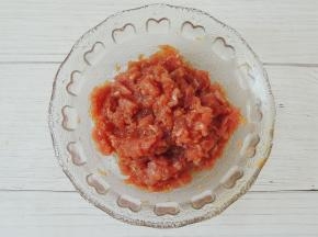 将肉末放入碗中，加入1大勺生抽、1勺料酒和少许盐，搅拌均匀，然后放入1小勺淀粉，拌匀腌制十分钟左右。