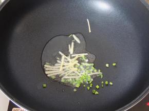 炒锅烧热， 放入一勺食用油，油烧至六成热的时候，放入姜丝和葱花，小火煸炒出香味。